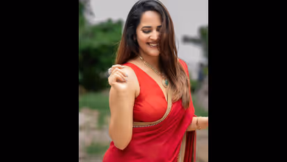 అనసూయ భర్తని మార్చేసిందా ? ఎక్కడికి వెళ్లినా వీడితోనే..ఆమెకి టేస్ట్ లేదు అంటూ బండబూతులు  