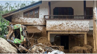 ദുരന്ത സ്ഥലത്ത് നിന്ന് ലഭിച്ച ആഭരണങ്ങളും വിലപിടിപ്പുള്ള വസ്തുക്കളും കണ്‍ട്രോള്‍  റൂമില്‍ എല്‍പിക്കണം