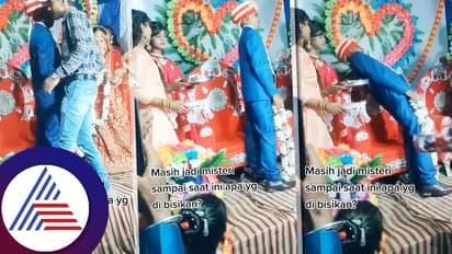 ಹಾರ ಬದಲಿಸುವ ಮುನ್ನ ಗೆಳೆಯ ಕಿವಿಯಲ್ಲಿ ಉದುರಿಸಿದ 2 ಶಬ್ದಕ್ಕೆ ಪ್ರಜ್ಞೆ ತಪ್ಪಿ ಬಿದ್ದ ವರ!