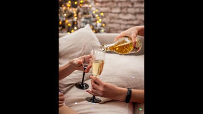 మందులో సోడా, కూల్ డ్రింక్స్ ను కలుపుకుని తాగితే ఏమౌతుందో తెలుసా? 