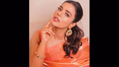 பிலிம் ஃபேர் விருது விழாவிற்கு பட்டு சேலையில்... தேவதை போல் வந்த ஐஸ்வர்யா ராஜேஷ்! போட்டோஸ்!