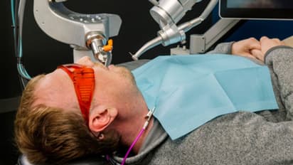 ലോകത്താദ്യം; മനുഷ്യനില്‍ ഡെന്‍റല്‍ പ്രൊസീജിയര്‍ വിജയകരമായി പൂര്‍ത്തിയാക്കി റോബോട്ട്!