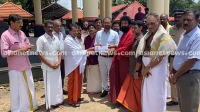 വയനാടിന് ചക്കുളത്തുകാവ് ക്ഷേത്രത്തിൻറെ കൈത്താങ്ങ്; അഞ്ചു ലക്ഷം രൂപയുടെ സഹായം; ദുരിതാശ്വാസ നിധിയിലേക്ക് നൽകി
