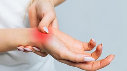 റൂമറ്റോയ്ഡ് ആർത്രൈറ്റിസ് അഥവാ ആമവാതം; ശരീരം സൂചിപ്പിക്കുന്ന ഈ ലക്ഷണങ്ങളെ തിരിച്ചറിയാം