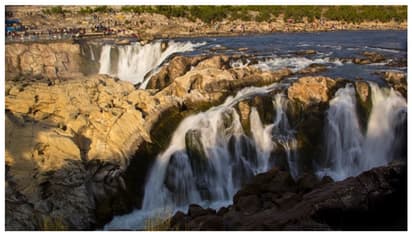 അഗ്നിപര്‍വ്വത ലാവ രൂപപ്പെടുത്തിയ പാറ, അതിലൊരു വെള്ളച്ചാട്ടം; കാണണം ഈ കാഴ്ച 
