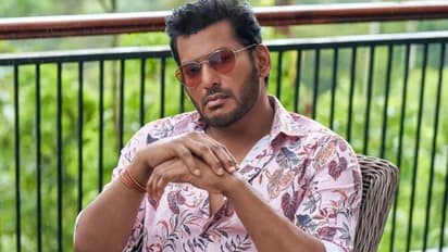 Vishal: వేదిక‌పై పడిపోయిన హీరో విశాల్.. ఆయన ఆరోగ్యానికి ఏమైంది?  