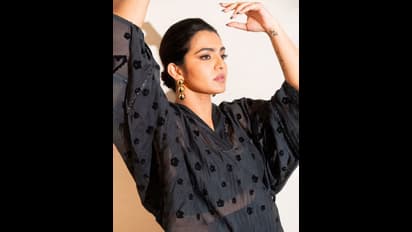 பிளாக் கலர் ட்ரான்ஸ்பெரண்ட் உடையில் மயக்கும் தங்கலான் பட நடிகை.. லேட்டஸ்ட் கிளிக்ஸ் இதோ..