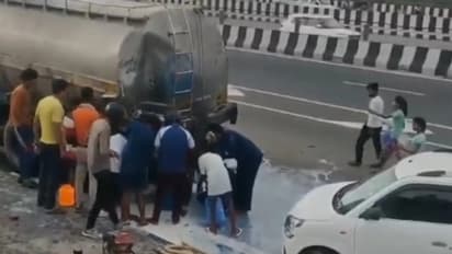 അകടത്തിന് ശേഷം നിർത്തിയിട്ടിരുന്ന ടാങ്കറിൽ നിന്ന് പാൽ മോഷ്ടിക്കുന്ന നാട്ടുകാർ; യുപിയിൽ നിന്നുള്ള വീഡിയോ വൈറൽ