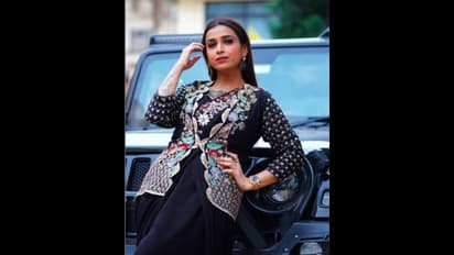 ಕಪ್ಪು ಬಣ್ಣದ ಸೀರೆ ಮತ್ತು ಜಾಕೆಟ್‌ ಧರಿಸಿದ ಶ್ವೇತಾ ಚಂಗಪ್ಪ : ಬಿಂಕದ ಸಿಂಗಾರಿ ಮೈ ಡೊಂಕಿನ ವೈಯಾರಿ ಎಂದ ನೆಟ್ಟಿಗರು