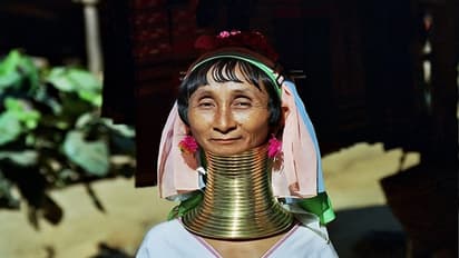 ಬೇರೆ ಜನಾಂಗದ ಗಂಡಸ್ರ ಕಣ್ಣು ಬೀಳದಿರಲು ಈ ಬುಡಕಟ್ಟು ಮಹಿಳೆ ಕುತ್ತಿಗೆಗೆ ಬಿತ್ತು ರಿಂಗ್ 