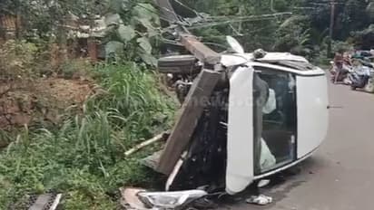 പാഞ്ഞെത്തിയ കാർ വൈദ്യുതി പോസ്റ്റിൽ ഇടിച്ച് മറിഞ്ഞു; പോസ്റ്റ് ഒടിഞ്ഞ് വീണു; 4 യാത്രക്കാരിൽ 2 പേർക്ക് പരിക്ക്