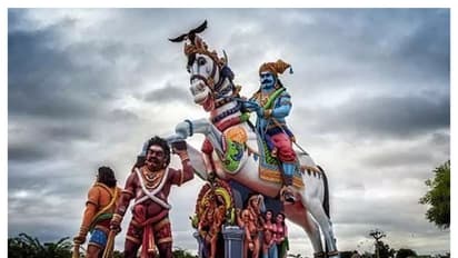 கோவிலில் தீபம் ஏற்றிய நபர்; கடவுள் கண் முன்பே கரிக்கடையான சோகம் - தேனியில் பரபரப்பு