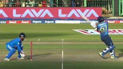 ആളാവാന് നോക്കി അബദ്ധം പറ്റി! റിഷഭ് പന്ത് നഷ്ടമാക്കിയത് അനായാസ സ്റ്റംപിങ് അവസരം, ട്രോളി സോഷ്യല് മീഡിയ