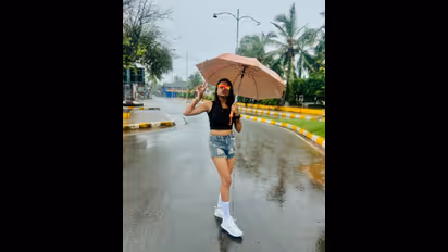 ಬ್ಯ್ಲಾಕ್ ಟಾಪ್, ಜೀನ್ಸ್ ಚಡ್ಡಿ ಧರಿಸಿ ಛತ್ರಿ ಹಿಡಿದ ಸೋನು ಗೌಡ: ಮಳೆಯಲಿ ನಿಮ್ಗೆ ಚಳಿ ಆಗಲ್ವ ಎಂದ ನೆಟ್ಟಿಗರು