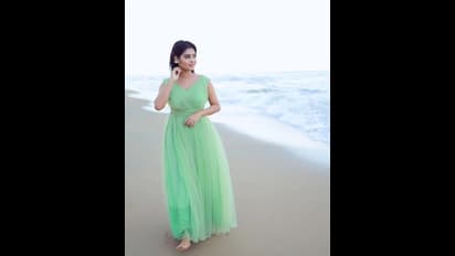 கொசுவலையில் தைத்த கிக்கான உடையில்... கடற்கரையில் பிக்பாஸ் ஜனனி எடுத்து கொண்ட மிடுக்கான போட்டோஸ் ஷூட்!