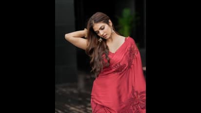 செக்கச் சிவந்த சேலையில்... ஸ்ட்ராபெரி பெண்ணாக மிளிரும் தங்கலான் நாயகி மாளவிகா மோகனன்