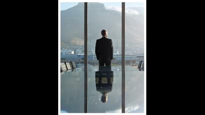 రూ.4 వేలు సంపాదించే విలేజ్ కుర్రాడు ఇప్పుడు రూ.100 కోట్లు సంపాదిస్తున్నాడు