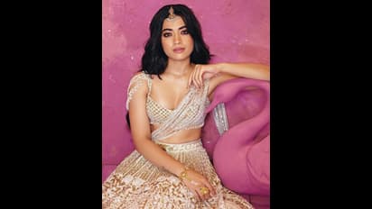 டீப் நெக் உடையில்... தங்கம் போல் மின்னும் ராஷ்மிகா! பெண்ணை... தேவதையா.. என கன்ஃபியூஸ் ஆகும் ரசிகர்கள்!