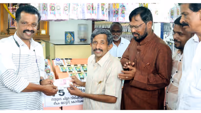 75 ലക്ഷം രൂപക്ക് മുന്നിലും പതറാതെ വിജയകൃഷ്ണന്റെ സത്യസന്ധ്യത, ഒടുവില് ആ ലോട്ടറി ടിക്കറ്റ് രാകേഷിനെ തേടിയെത്തി