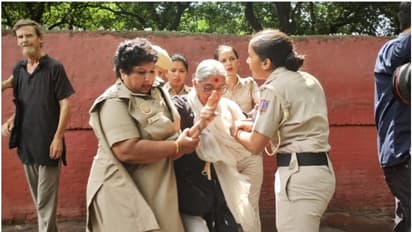 പൊലീസ് ഉപദ്രവിച്ചു, വസ്ത്രങ്ങള് വലിച്ചുകീറി, 35വര്ഷത്തില് ഇതാദ്യം; ദില്ലി പൊലീസിനെതിരെ ആനി രാജ