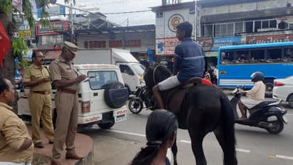 റോഡിലെ തിരക്കിനിടെ നഗരത്തിലൂടെ കുതിരപ്പുറത്ത് പാഞ്ഞ് യുവാവ്; പൊലീസ് തടഞ്ഞു, മേലിൽ ആവർത്തിക്കരുതെന്ന് താക്കീത്