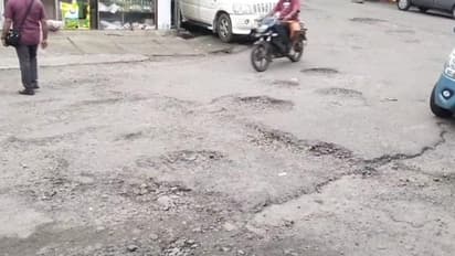 റോഡ് തകർന്നിട്ട് നാളുകളായി, നടപടിയില്ല; കട്ടപ്പനയിൽ വ്യാപാരി വ്യവസായി സമിതിയുടെ ഒപ്പ് ശേഖരണം