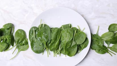 குளிர்காலத்தில் கீரை சாப்பிடறத 'கண்டிப்பா' குறைக்கனும்.. இப்படி ஒரு காரணம் இருக்கு!!