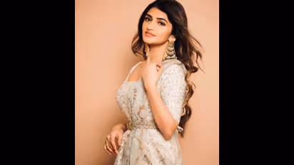 ಏನ್ ಮೇಡಂ ಎಲ್ ಎಲ್ಲೋ ಚುಚ್ಚಿಸಿಕೊಳ್ಳುತ್ತೀರಾ?; ಶ್ರೀಲೀಲಾ ಹೊಕ್ಕಳು ಮೇಲೆ ಬಿತ್ತು ನೆಟ್ಟಿಗರ ಕಣ್ಣು! 