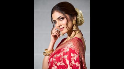 பனாரஸ் பட்டு புடவை... தலை நிறைய மல்லிகை பூவோடு தங்க சிலை போல் நடிகை மாளவிகா மோகனன்! லேட்டஸ்ட் போட்டோஸ்!