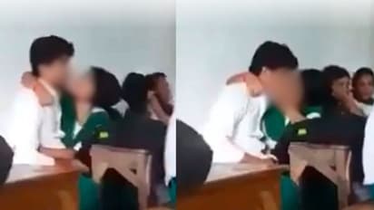 ಕ್ಲಾಸ್ರೂಮ್ನಲ್ಲೇ ವಿದ್ಯಾರ್ಥಿಗಳ ಕಿಸ್ಸಿಂಗ್: ವೀಡಿಯೋ ವೈರಲ್ : ವ್ಯಾಪಕ ಆಕ್ರೋಶ