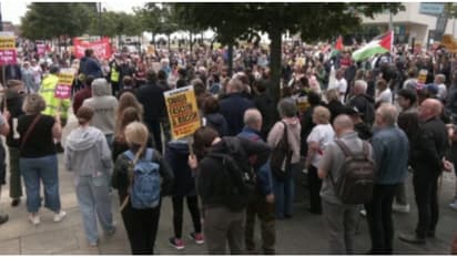 കുടിയേറ്റക്കാരെ സ്വാഗതം ചെയ്ത് ലിവർപൂളിൽ അണിനിരന്ന് ആയിരങ്ങൾ; തീവ്ര വലതുപക്ഷത്തിനെതിരെ പ്രതിഷേധം