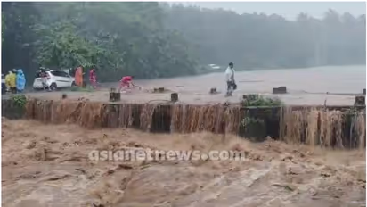 കനത്ത മഴ, മലപ്പുറം കരുവാരക്കുണ്ടിൽ വൻ മലവെള്ളപ്പാച്ചിൽ, പുഴകൾ കരകവിഞ്ഞ് ഒഴുകുന്നു