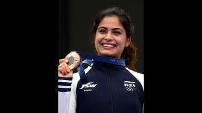 Paris Olympics 2024 Closing Ceremony: தேசிய கொடியை ஏந்தி அணி வகுப்பு நடத்தும் பிஆர் ஸ்ரீஜேஷ், மனு பாக்கர்!