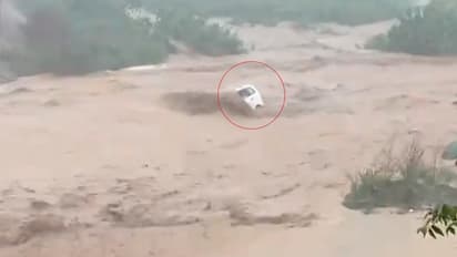 ಕಾರಿನಲ್ಲಿ ಮದುವೆಗೆ ತೆರಳುತ್ತಿದ್ದ ವೇಳೆ ಪ್ರವಾಹಕ್ಕೆ ಸಿಲುಕಿದ ಕುಟುಂಬ, 11 ಮಂದಿ ಪೈಕಿ ಮಗುವಿನ ರಕ್ಷಣೆ!