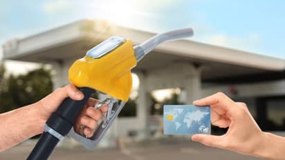 പെട്രോള്‍ പമ്പുകളില്‍ ക്രെഡിറ്റ് കാര്‍ഡ് തട്ടിപ്പ് വ്യാപകം; തട്ടിപ്പുകളില്‍ നിന്ന് എങ്ങനെ രക്ഷപ്പെടാം?