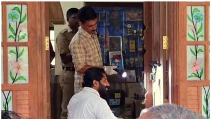 ദീർഘയാത്ര കഴിഞ്ഞ് തിരിച്ചെത്തിയപ്പോൾ വീടിന്റെ മുൻവാതിൽ തകർത്ത നിലയിൽ; സ്വർണവും പണവും നഷ്ടമായി