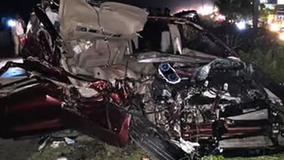 சினிமா காட்சிகளை மிஞ்சிய விபத்து சம்பவம்; அடுத்தடுத்து 12 வாகனங்கள் மோதியதில் 5 பேர் பலி