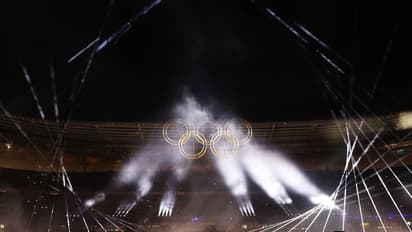 அமெரிக்கா புறப்படும் ஒலிம்பிக் கொடி–பாரிஸ் ஒலிம்பிக் நிறைவு விழாவில் டாம் குரூஸிடம் வழங்கப்பட்ட ஒலிம்பிக் கொடி