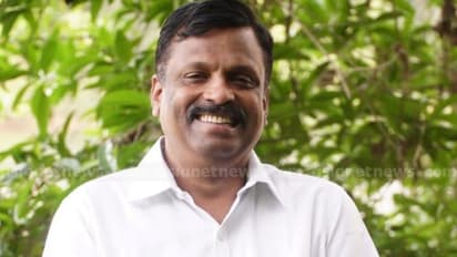 തൃശ്ശൂരിലെ ഹീവാൻസ് നിക്ഷേപ തട്ടിപ്പ്: കെപിസിസി സെക്രട്ടറി സിഎസ് ശ്രീനിവാസൻ പൊലീസ് കസ്റ്റഡിയിൽ