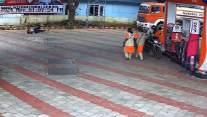 തിരിഞ്ഞ് ഓടാൻ ശ്രമിക്കുന്നതിനിടെ നിലത്ത് വീണു, മാളയിൽ വനിതാ ഡോക്ടറെ വളഞ്ഞിട്ട് ആക്രമിച്ച് തെരുവുനായകൾ 