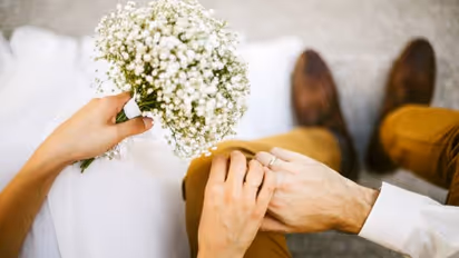 'കല്ല്യാണത്തിന് എന്തായാലും വരണം, വരുമ്പോ 27,000 രൂപയും കൊണ്ടുവരണം', അതിഥികളോട് ദമ്പതികൾ