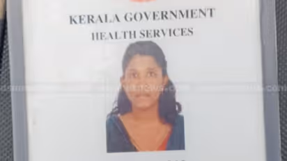 എറണാകുളത്ത് ഇരുചക്ര വാഹനത്തിൽ ലോറിയിടിച്ച് ആരോഗ്യ വകുപ്പ് ജീവനക്കാരിക്ക് ദാരുണാന്ത്യം