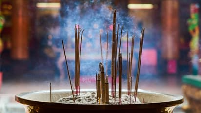 क्या आप जानते हैं अगरबत्ती जलाने का सही तरीका, जानें इसका लाभ