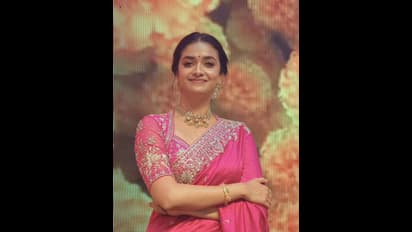 என் மொத்த லவ்வும் உங்களுக்கு தான்.. ஹார்டை பறக்கவிட்டு ரசிகர்களை மயக்கிய கீர்த்தி சுரேஷ் - கூல் பிக்ஸ்!