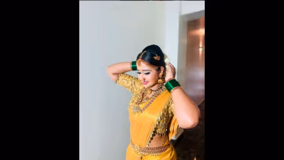 ನಾರಾಯಣಾಚಾರ್ ಸೊಸೆ ಬ್ಲೌಸ್‌ ತುಂಬಾ ಡೀಪ್ ಆಯ್ತು; ಆಗ್ತಿರೋ ಎಡವಟ್ಟಿಗೆ ತುಪ್ಪ ಸುರಿದ ನೆಟ್ಟಿಗರು!