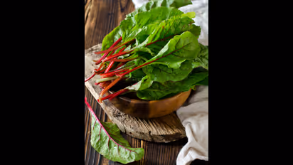 கீரை சாப்பிட்டால் சத்துதான்.. ஆனா சமைக்கும் போது 'இப்படி' பண்ணா மட்டும் தான் நன்மை இருக்கு!!