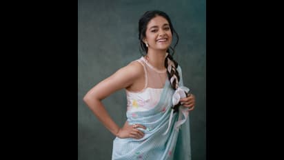 தலையில் வெள்ளை ரிப்பன்... ஸ்லீவ் லெஸ் ஜாக்கெட் அழகில் மின்னும் கீர்த்தி சுரேஷ் போட்டோஸ்!