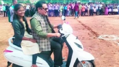 ಹೊಸಪೇಟೆ: ಪಿಯು ಟಾಪರ್ಗೆ ಸ್ಕೂಟಿ ನೀಡಿ ರೌಂಡ್ ಹಾಕಿಸಿದ ಸಚಿವ ಜಮೀರ್ ಅಹ್ಮದ್ ಖಾನ್..!