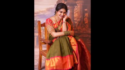 வரலட்சுமி விரதம்.. கிளாசிக் உடையில் சும்மா மின்மினி போல மின்னிய நாயகிகள் ரஷிதா & விஜயலக்ஷ்மி!