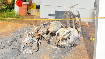 രാത്രി 3 മണി, മുറ്റത്ത് ആളിപ്പടര്ന്ന് തീ, അണയ്ക്കാൻ ശ്രമിച്ചപ്പോൾ ബൈക്കിന്റെ ടാങ്ക് പൊട്ടിത്തെറിച്ചു, ദുരഹത